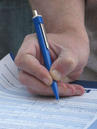 2009-09-22-grundgesetztour-essen-unterschrift Volksentscheid ins Grundgesetz