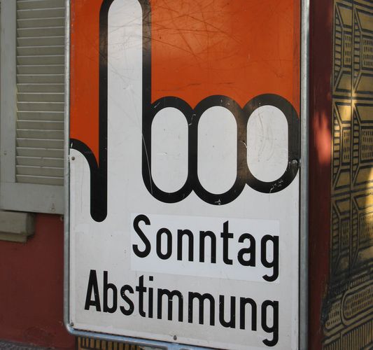 Schild Sonntag Abstimmung
