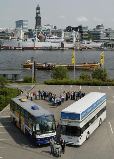 Das Herz für Demokratie, geformt aus zwei Omnibussen und einer Menschenschlange